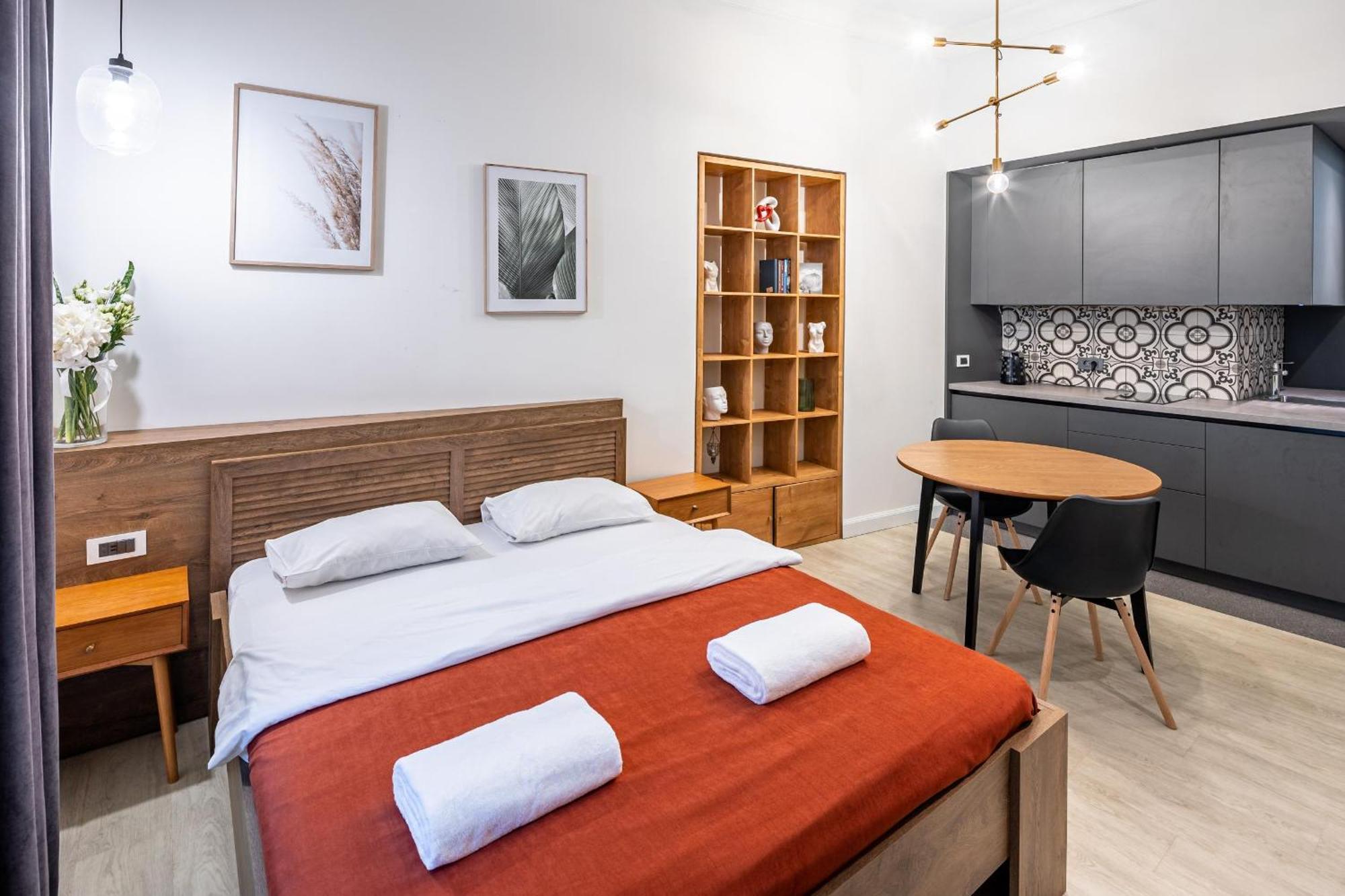Apartamenty On Knyazya Romana Львов Экстерьер фото