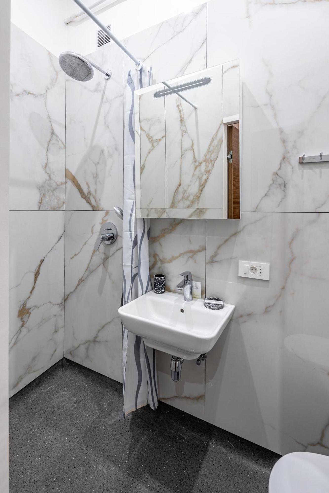 Apartamenty On Knyazya Romana Львов Экстерьер фото