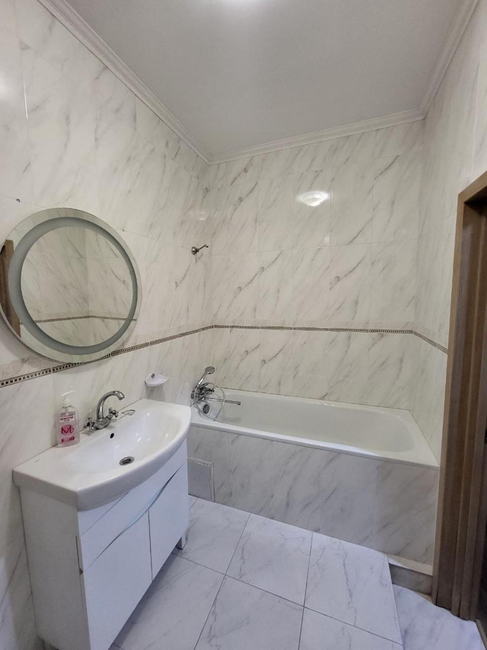 Apartamenty On Knyazya Romana Львов Экстерьер фото