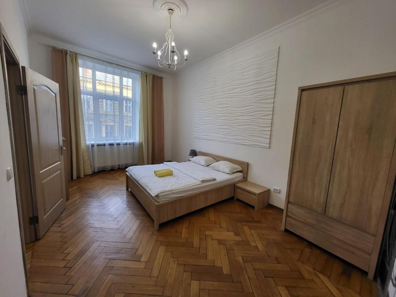 Apartamenty On Knyazya Romana Львов Экстерьер фото