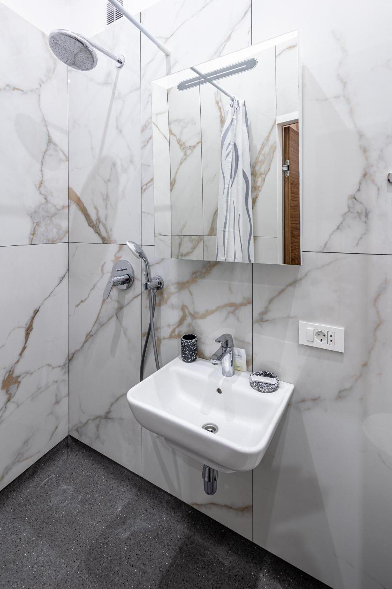 Apartamenty On Knyazya Romana Львов Экстерьер фото